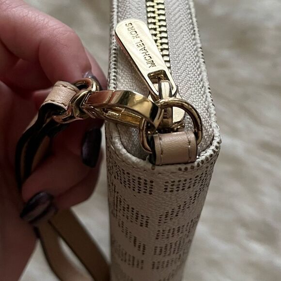 Authentic Michael Kors Jet Set Signature Logo Vanilla Cream Zip Wallet Wristlet
